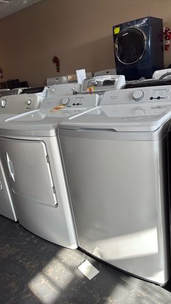 Like new Insignia washer and gas dryer set