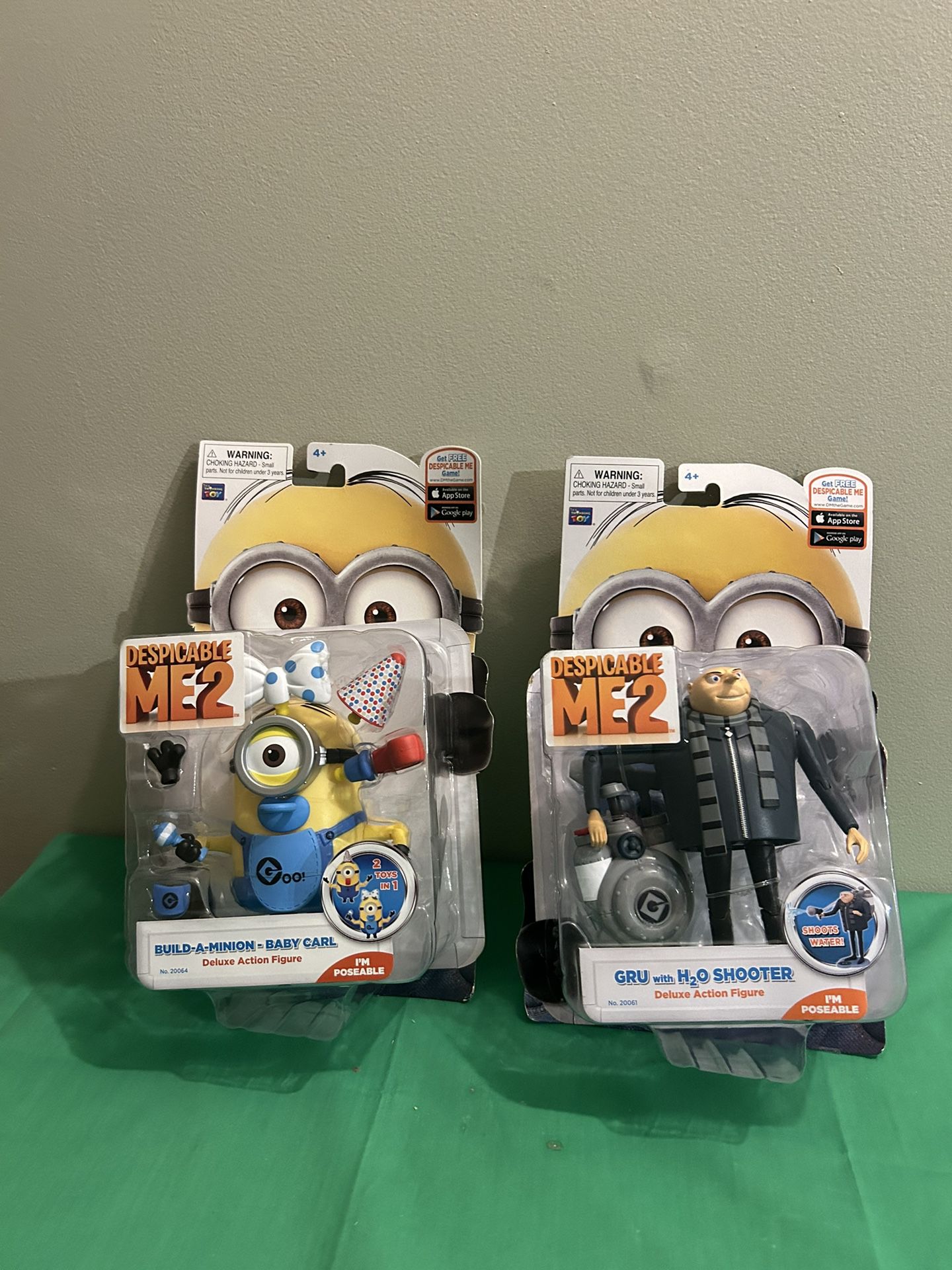 SET OF 2 NEW DESPICABLE ME2 ACTION FIGURES 