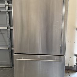 JENN-AIR FRENCH DOOR REFRIGERATOR WITH INTERNAL DISPENSER 
