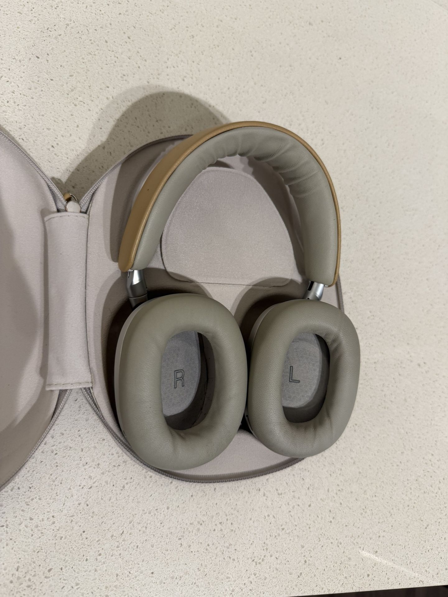 Bowers & Wilkins Px8 