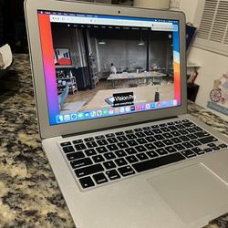 MacBook Air (2017) Excellent Condition Core i7 