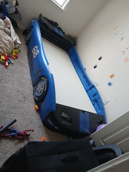 Pair Of Twin Xl Cars Bed With New Memory Foam Mattresses. 1 Blue 1 Red