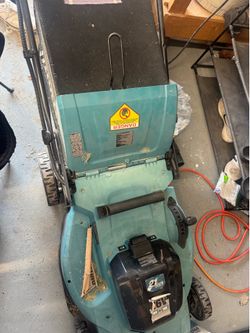 Makita lawnmower with batteries