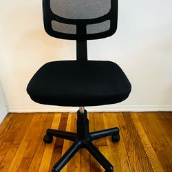 Black Mesh Office/Desk Chair – Very Good Condition