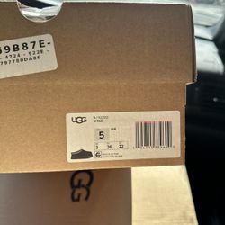 UGG Slippers & Slides 