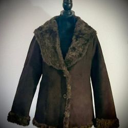 Faux leather jacket. Faux fur lining. Excellent quality. 
Like new!
Fits size: S - M.