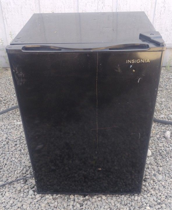 insignia - 2.6 cu. ft. mini fridge ns-cf26bk9