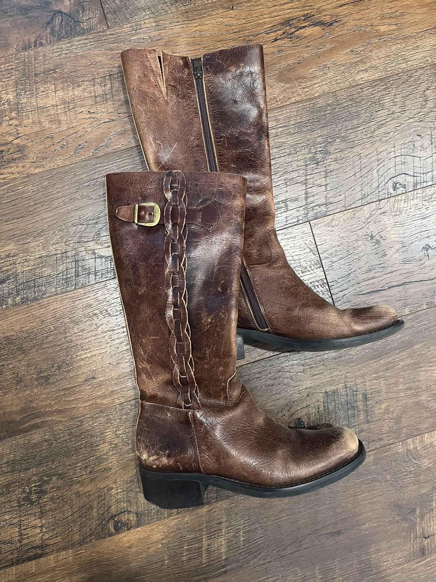 Womens Size 8, Medium Real Leather Boots.