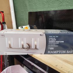 Hampton Bay
Champlain 22.375 in. 3-Light Brushed Nickel Modern Bathroom Vanity Light with Clear Glass Shades