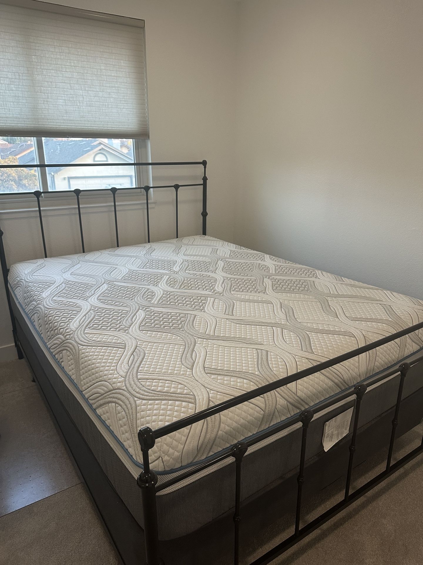 Sealy Posturepedic Hybrid Elite Kingsthorne Mattress + Box Spring Queen – Great Condition