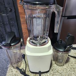 Vendo  Licuadoras Nuevas Sin Usar Como Se  Ven En Las Fotos El Precio Es  Negociable ..50 Cada Una francisquito Baldwinpark(contact info red