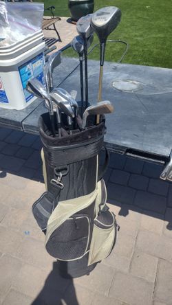 Set of men's golf clubs