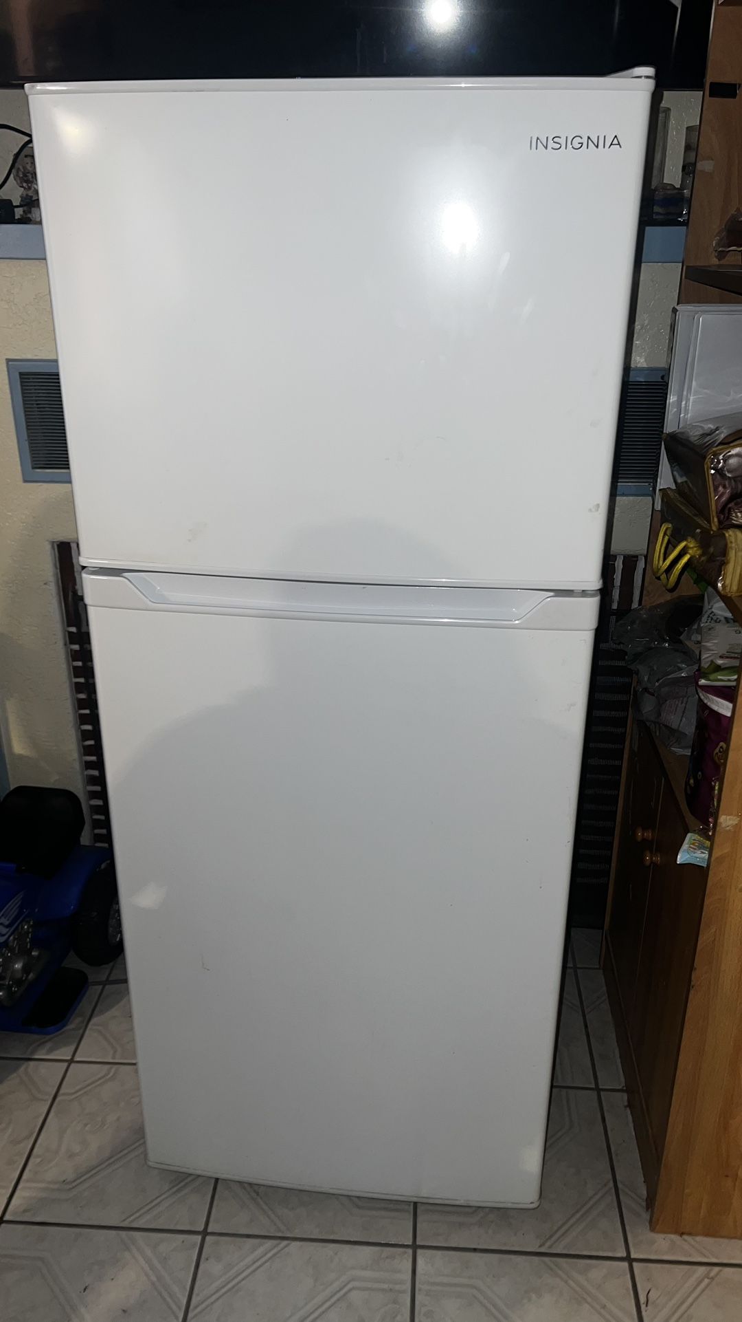 Insignia refrigerator 