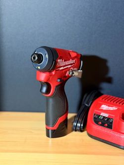 Milwaukee M12 Impact Driver kit
