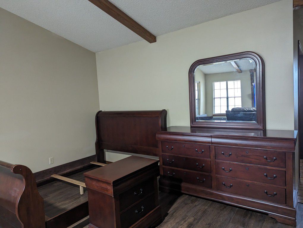 Bedroom Set - Queen Sleigh Bed - Cherry Stain Finish