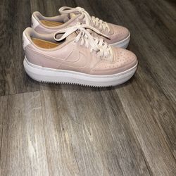 Woman’s 8.5 NIKE COURT VISION ALTA LEATHER PLATFORM 