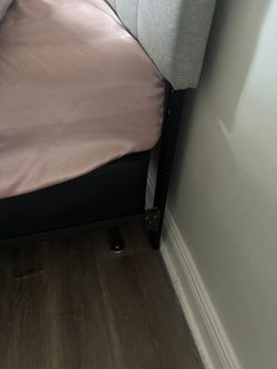 Queen Bed w/Headboard