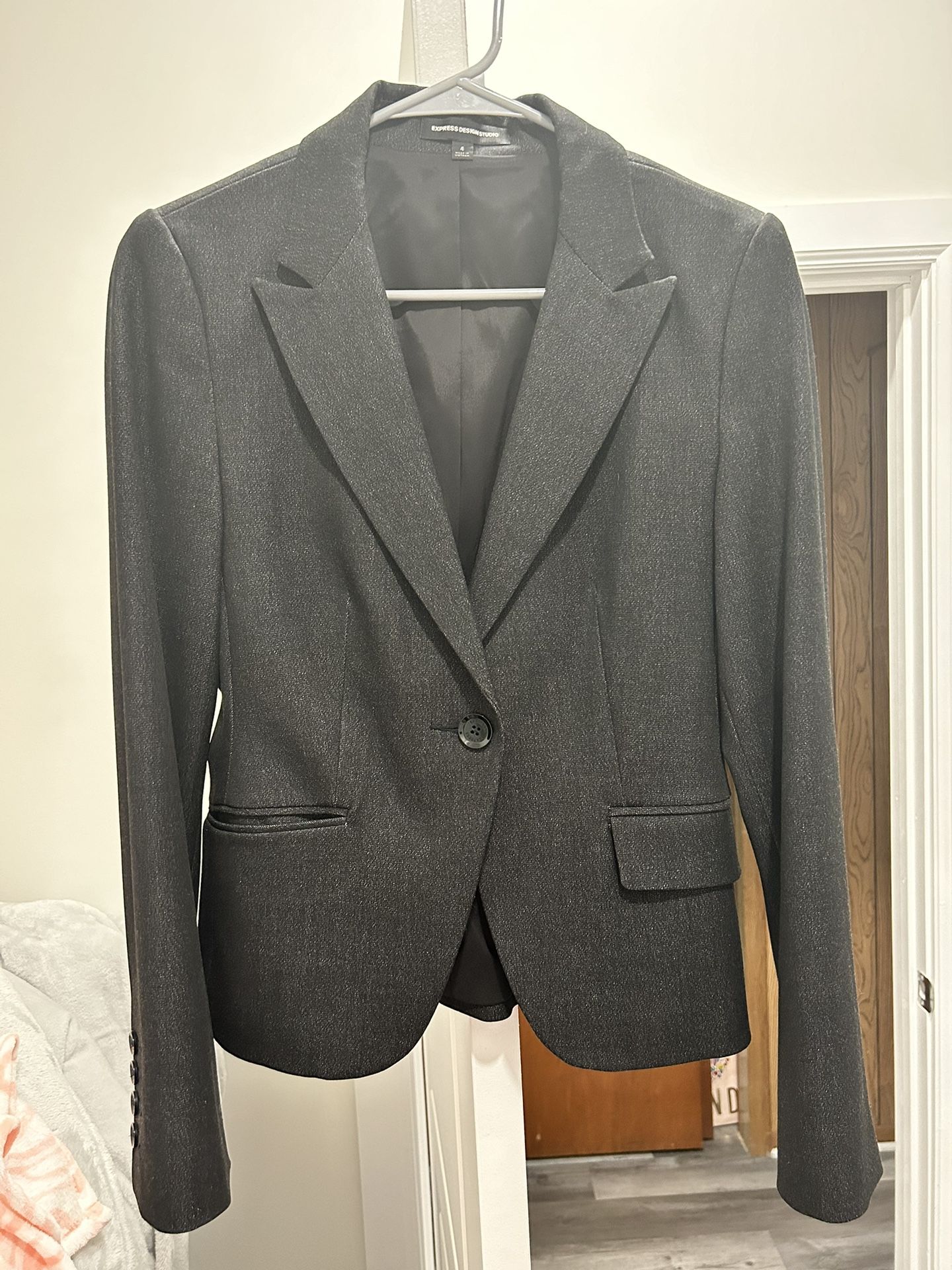 Express women’s blazer size 4 new without tag
