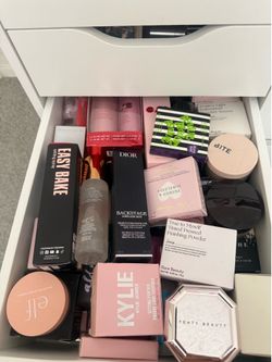 new makeup NOT FREE READ DESCRIPTION