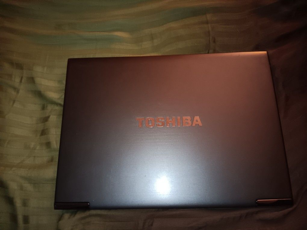 Slim TOSHIBA I7 Laptop With accessories