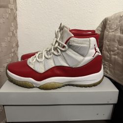 Mens Nike air Jordan retro 11 high cherry size 11.5  Scratch on toe box  Replacement insoles  No box authenthic