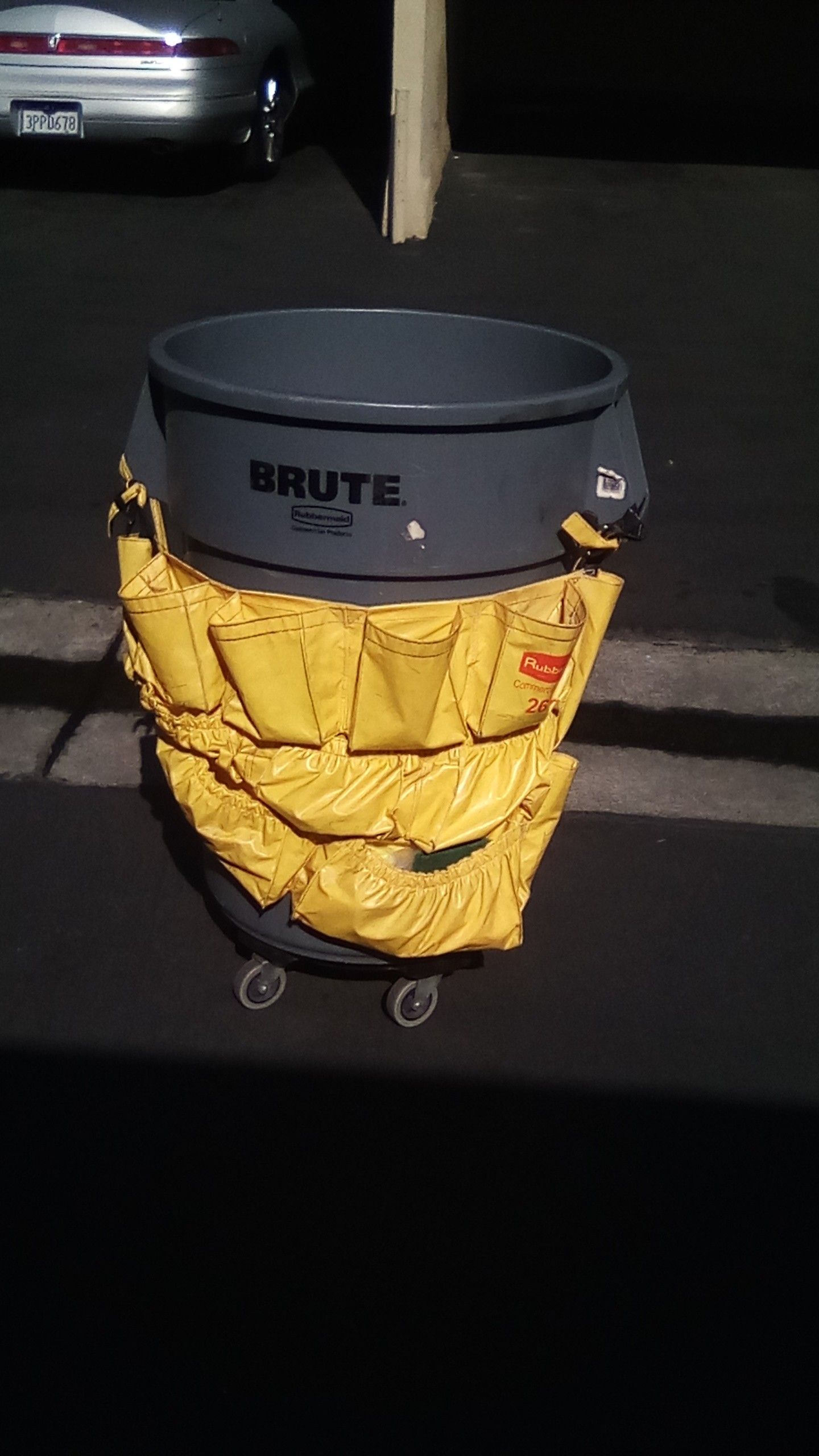 Bote para basura con llantas y bolsas estilo mandil