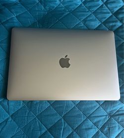 Apple MacBook 2022 M2 Chip – Excellent Condition | Like New