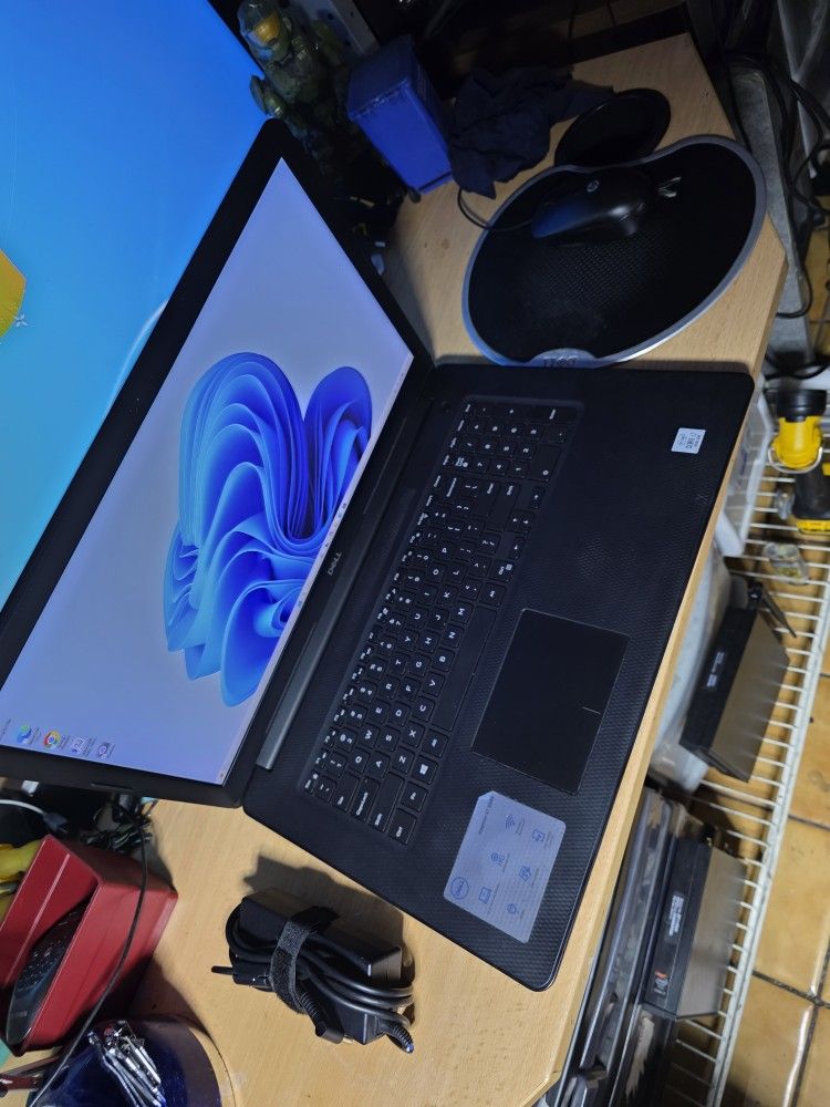 Dell 17 Laptop Pc. i7-1065G7-CPU. 16GB Ram 512GB SSD