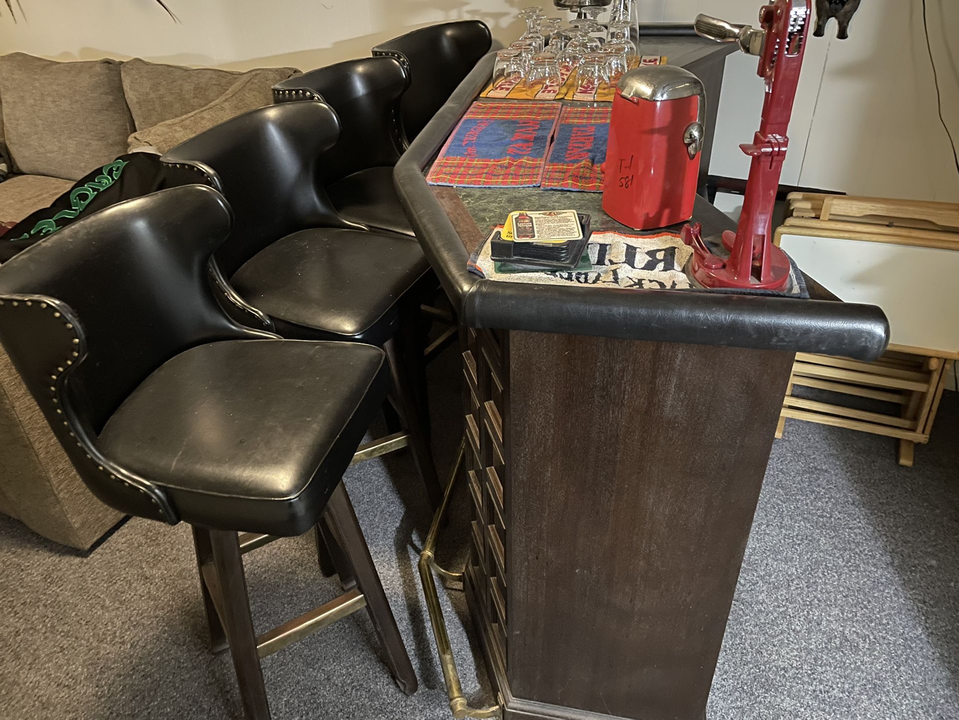 Full Bar With 4 Stools And All Needed Equipment