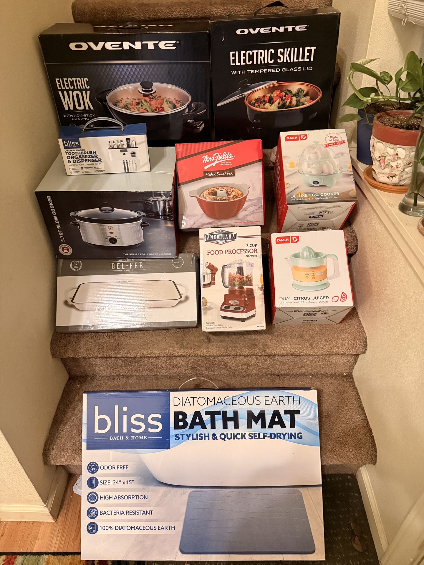 Huge Lot of 14 kitchen, appliances and lawn care items, bathroom items. (Air fryer, wok, etc) ALL NEW