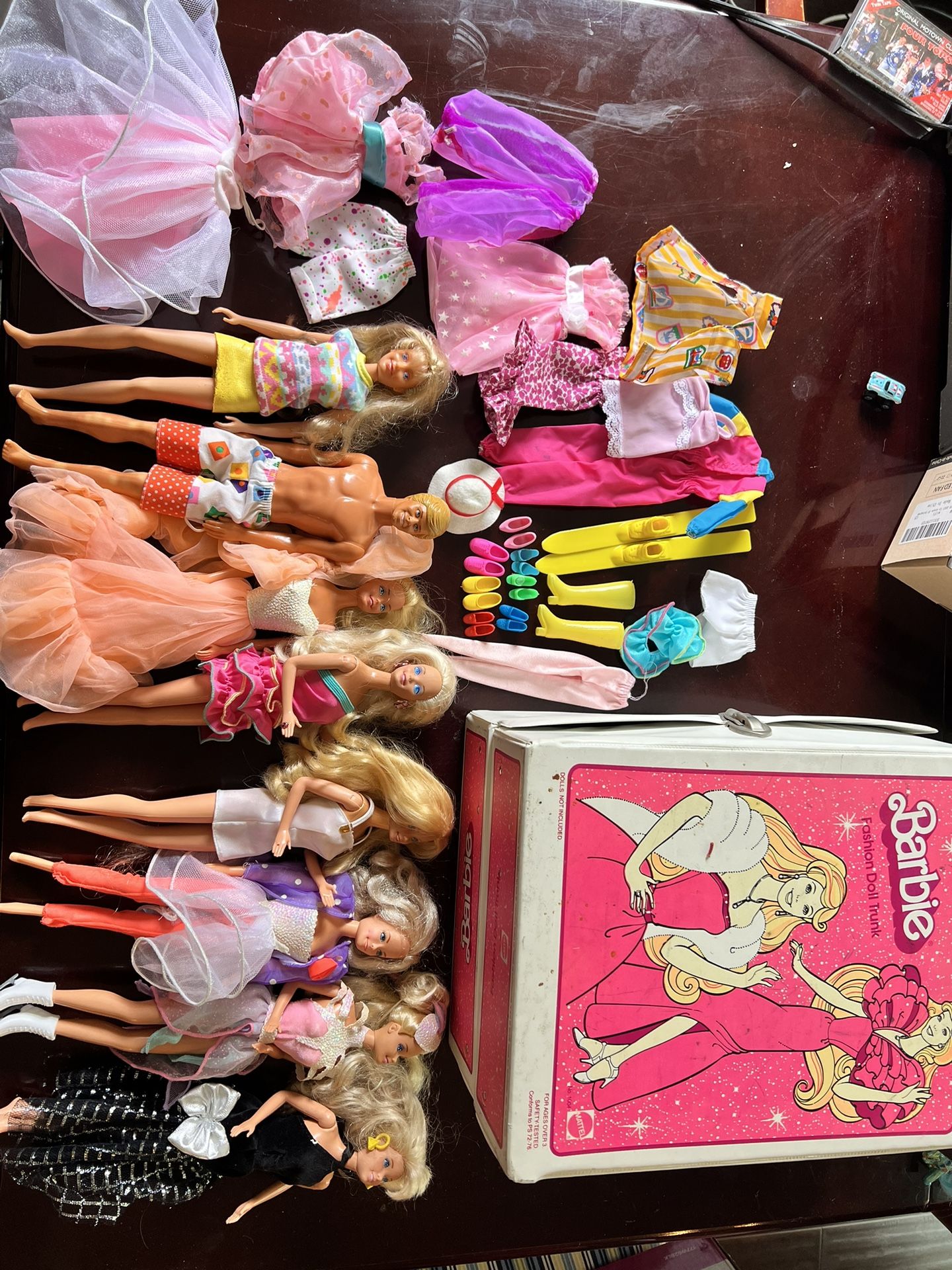 Lots Of Barbie Dolls With Clothes And Carrying Case 