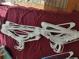 White hangers (32 ct)