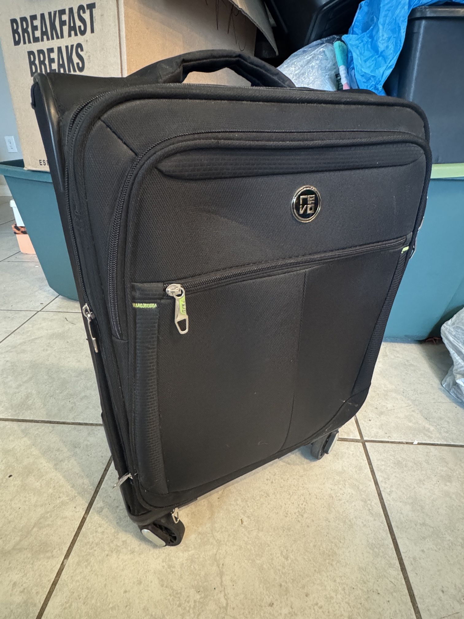 Revo Traffic Light 4-Wheel Large Luggage - Black