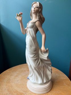 Vintage Tengra Spain Figurine Woman