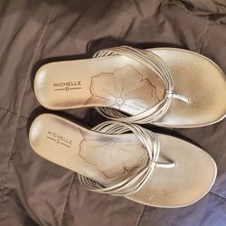 Womens Michelle D Silver Flat Sandals - Size 7.5 M 