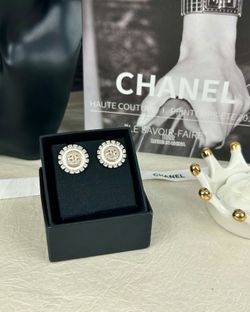 CC Earrings Round 