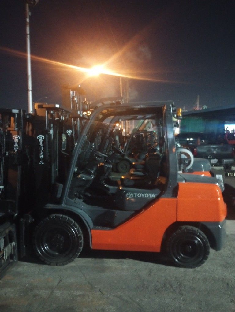 FORKLIFT TOYOTA 3600# Triple Mast
