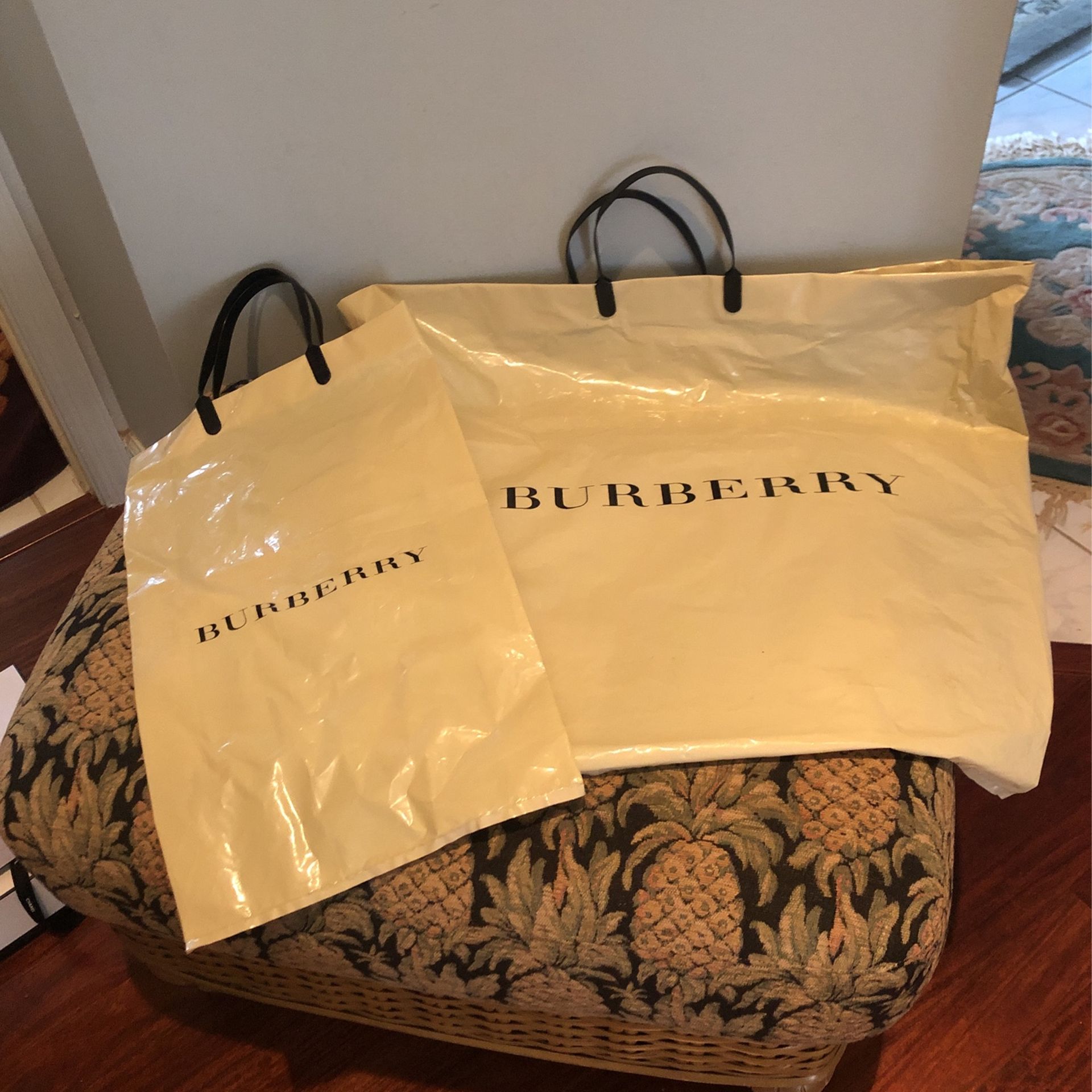 Burberry Xl Bag &med https://offerup.com/redirect/?o=QmFnLk5ldw==