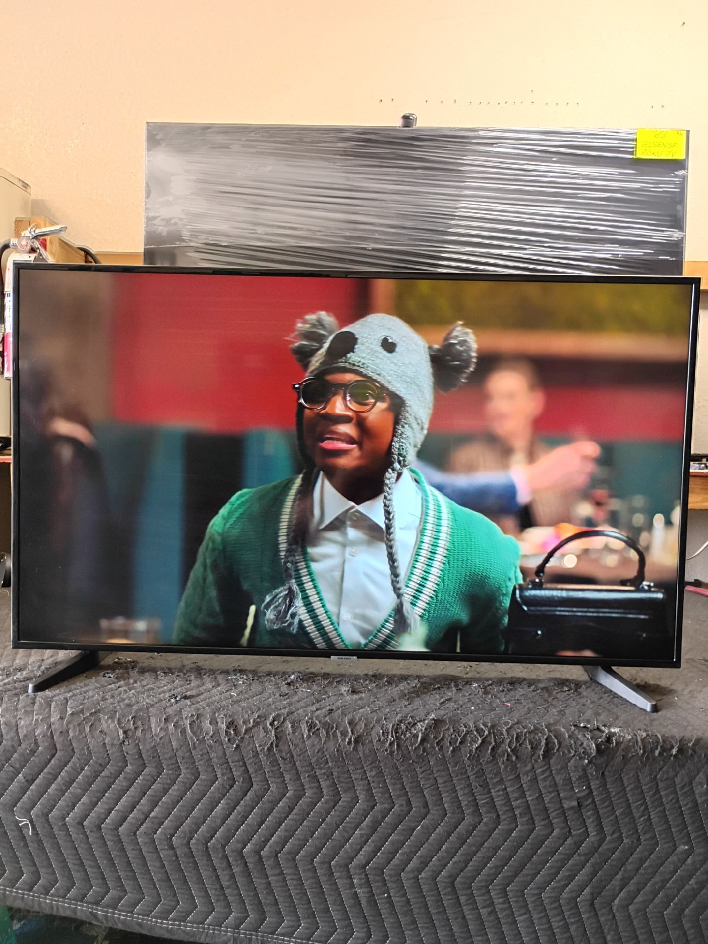 43 inch Samsung smart 4k ultra HD beautiful tv comes with remote control shows great quality clear picture works perfect guaranteed