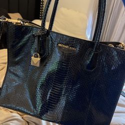 Michael Kors Kenly Tote And Wallet for Sale in Townsend, MA - OfferUp