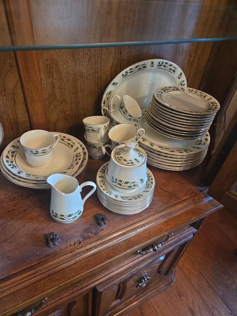 Mistletoe China Set