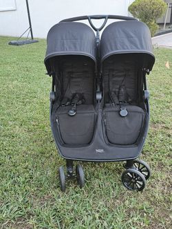 Britax B Lively Double Stroller... Great Condition 