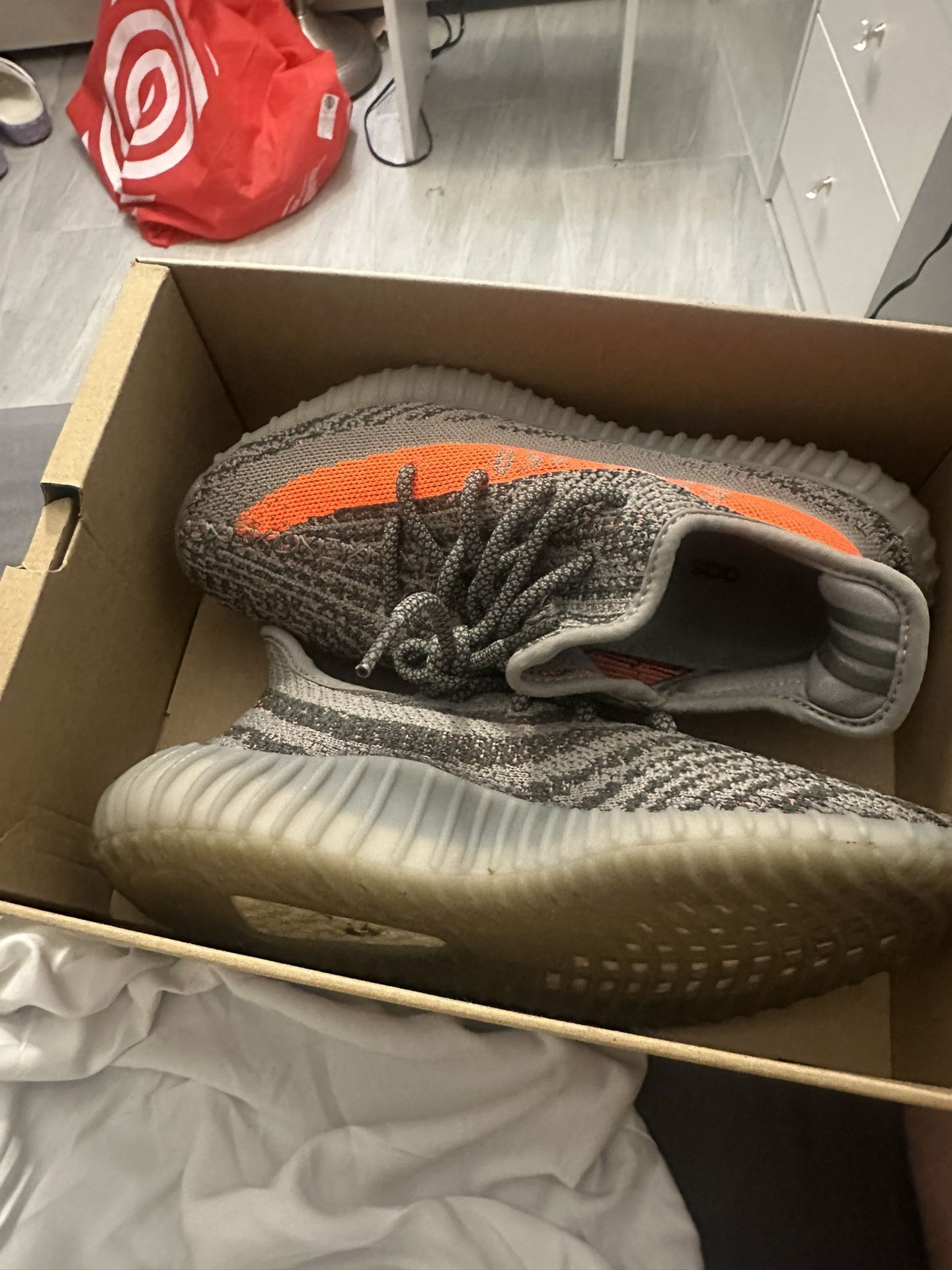 Adidas Yeezy boost 350 V2 Beluga women’s size 7/mens size 6