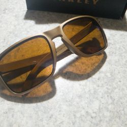  Oakley prizm bronze polarized Lenses, 
bronze Frame