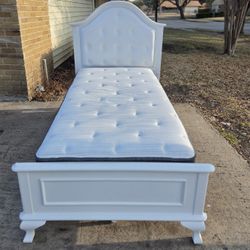 Cama de princesas Twin blanca con respaldo en cuero y su colchon Beautyrest sylver prácticamente nueva $250 envio a domicilio costo extra 