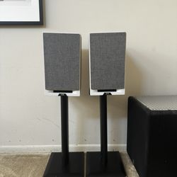 White Elac DBR62 Bookshelf Speakers