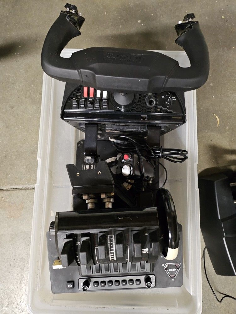 Thrustmaster & Honeycomb Aeronautical & Logitech Flight Sim