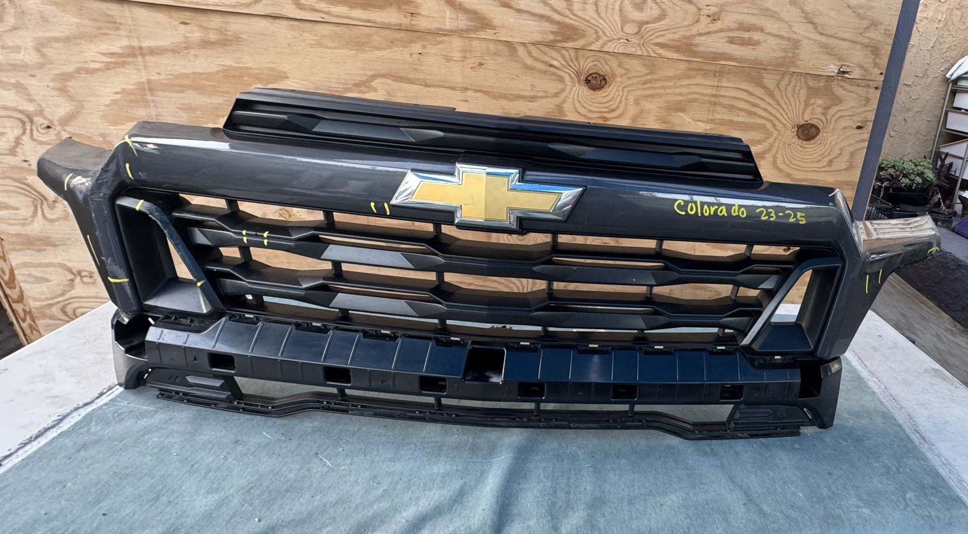 CHEVROLET COLORADO GRILLE OEM (2023 2024 2025)