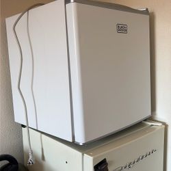 Black+Decker Mini Fridge – Works Great, Clean 