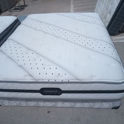 Queen Beautyrest Black Mattress And Box Spring 